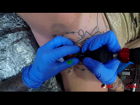❤️ Sully Savage, o bunăciune extrem de tatuată, și-a făcut un tatuaj pe clitorisul ei ️ at porn ro.pornohammer.ru ﹏